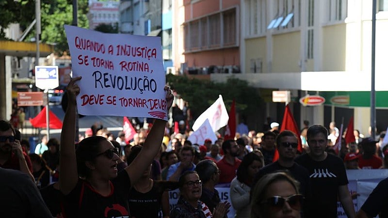 Nenhum direito a menos...